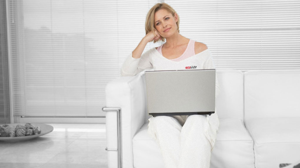 Reparacion de Ordenadores en Boadilla para su tranquilidad Una mujer sentada en un sofá. Reparacion de Ordenadores en Boadilla para su tranquilidad